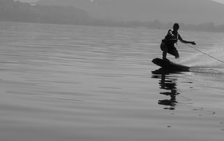 开云网站-“宽板滑水：东三叉湖赛场见证新一代水上运动的崛起”